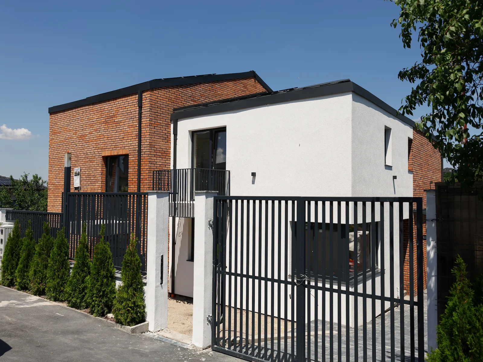 Duplex LuxuraInvest din Dezmir, fotografiat din exterior