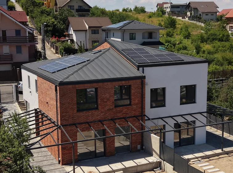 Imagine aeriană cu un proiect rezidențial LuxuraInvest
