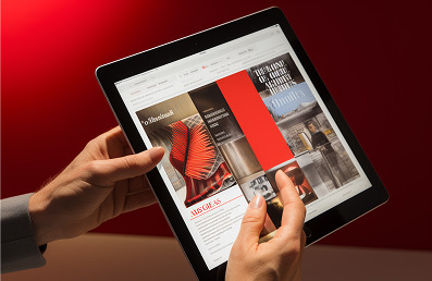 Website și magazin online afișate pe tabletă